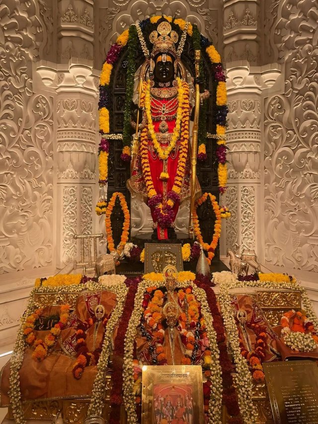Ayodhya Ram Mandir: राम मंदिर में सोने की अनोखी रामायण के भी होंगे दर्शन