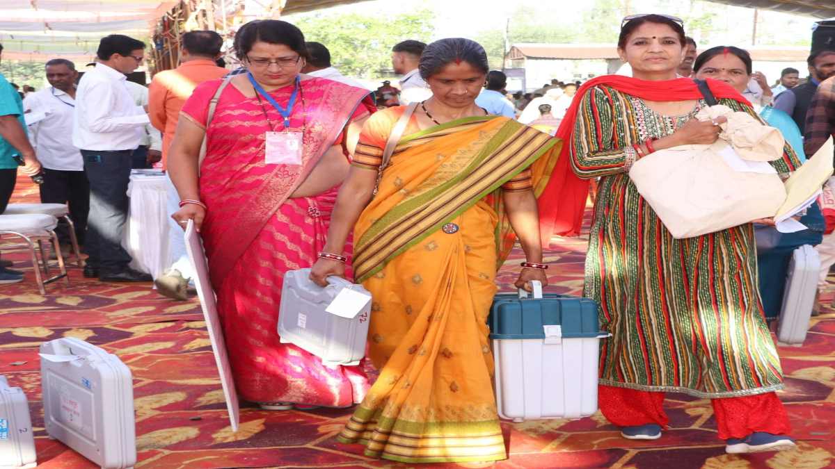 लोकसभा चुनाव 2024: दूसरे बूथों पर वोट डाल सकेंगे चुनाव ड्यूटी पर लगे अधिकारी-कर्मचारी, दिए जाएंगे डीसी बेल्ट