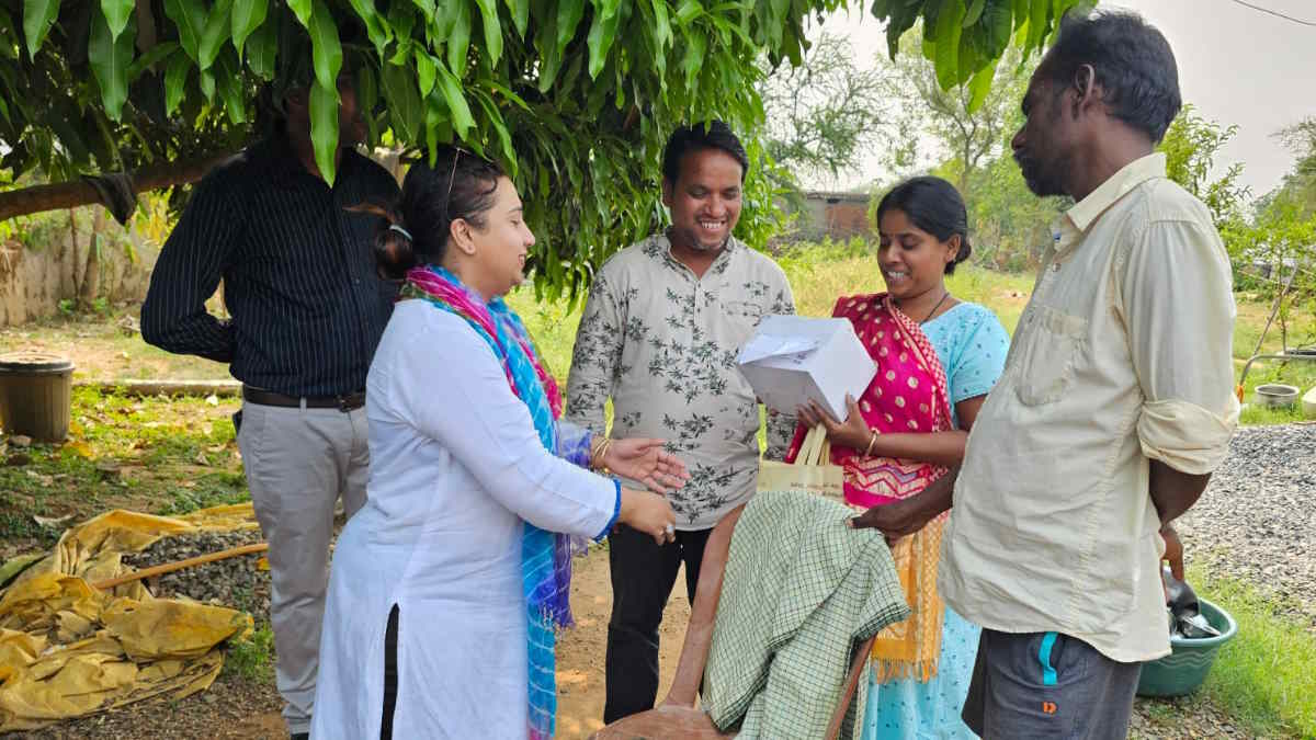 पदभार ग्रहण करते ही सीएमएचओ पहुंची सुपेबेड़ा, पीड़ितों को जल्द एम्स से अनुबंध की दी जानकारी…