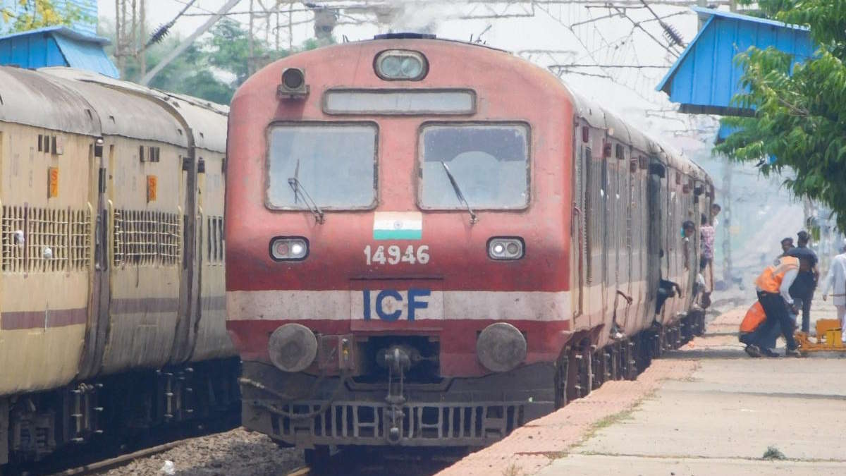 Railway News: आपके लिए कमाई का अच्छा मौका, अब आप भी रेलवे स्टेशन में बेच सकेंगे ‘अनारक्षित टिकट’