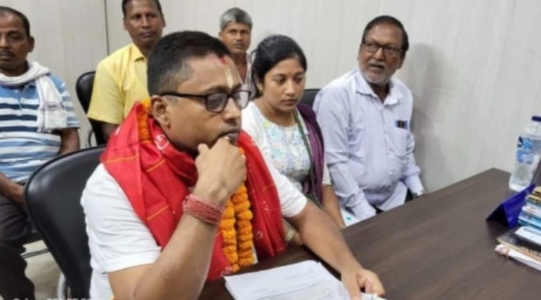 बीजेडी के लिए मुसीबत, अनुभव पटनायक ने खंडपड़ा में निर्दलीय के रूप में किया नामांकन दाखिल