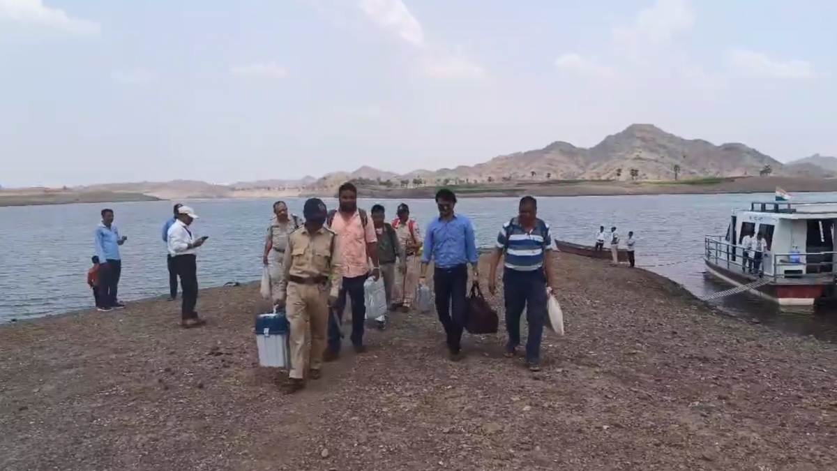 लोकतंत्र के महापर्व की खूबसूरत तस्वीरें: नदी पार करके वोटिंग कराने पहुंचा मतदान दल, देखें Video