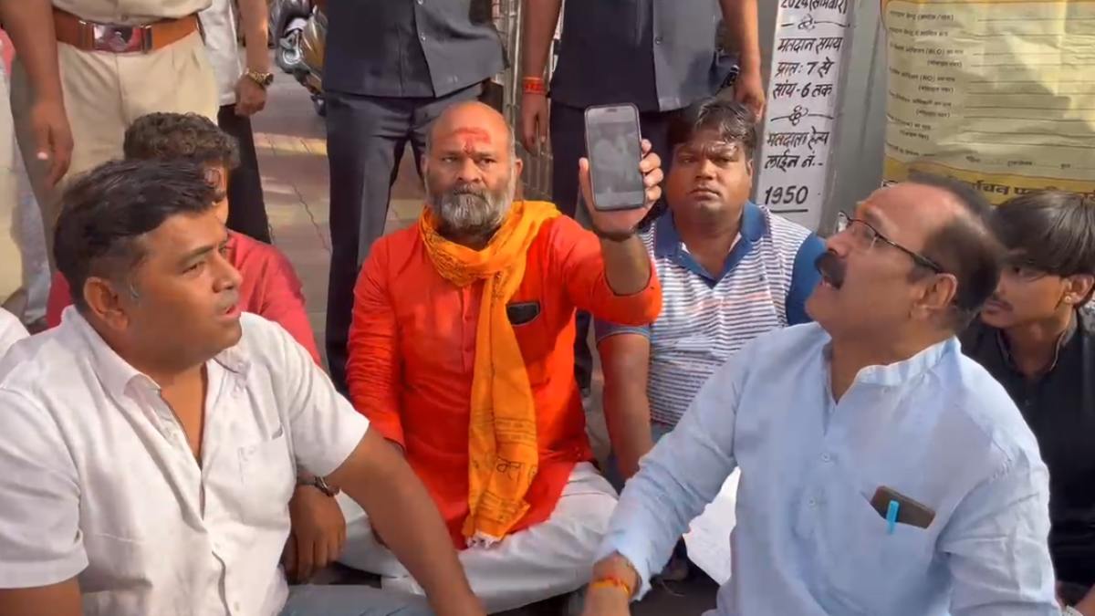 Lok Sabha Elections 2024 Phase 4 Voting: उज्जैन में मतदान केंद्र के बाहर धरने पर बैठे कांग्रेस प्रत्याशी, मुख्य पीठासीन अधिकारी पर BJP के प्रचार का लगाया आरोप