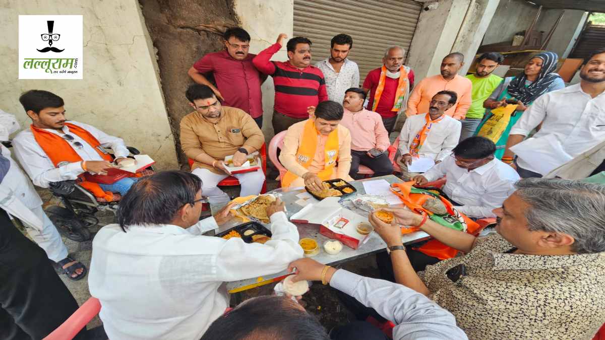 पोलिंग बूथ की टेबल पर बैठे महापौर: मतदाताओं को बांटे वोटर स्लिप, कार्यकर्ताओं के साथ किया भोजन, कांग्रेस पर बाेला हमला