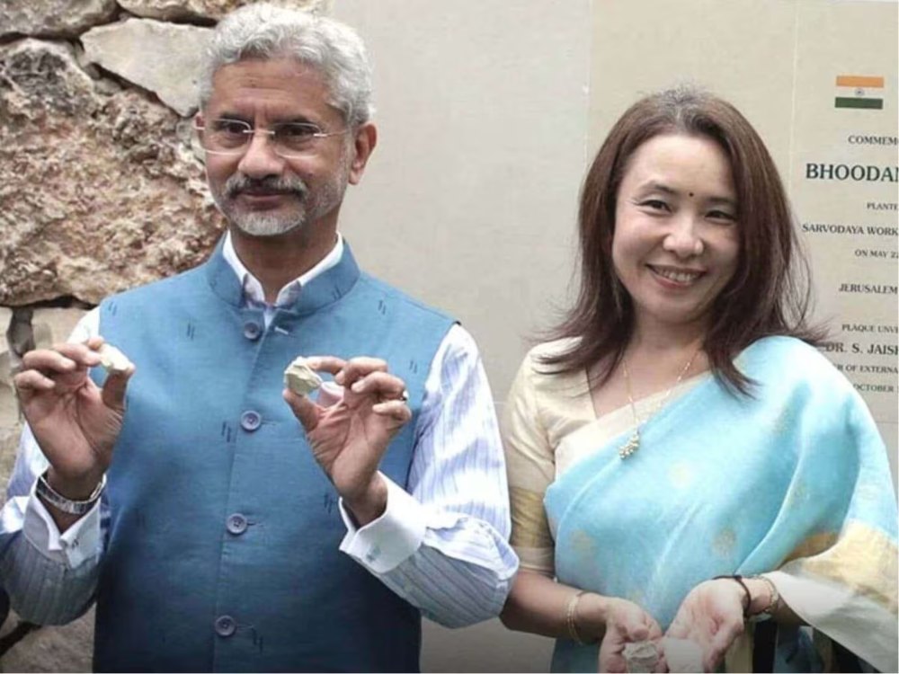 गलत मतदान केंद्र पहुंचे विदेश मंत्री एस जयशंकर, 20 मिनट तक लाइन में लगे रहने के बाद ये पता चला….