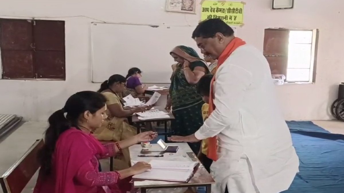 पीठासीन अधिकारी के बाद DEO सस्पेंड: पूर्व मंत्री के पोते के साथ पोलिंग बूथ में जाने के मामले में हुई कार्रवाई