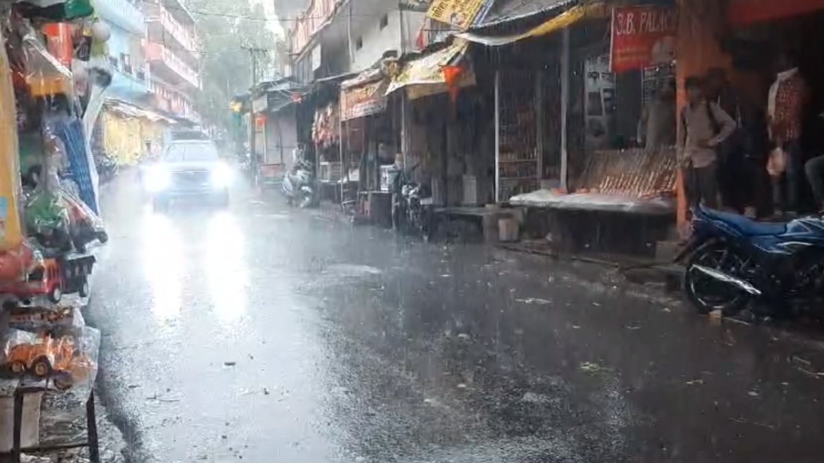 MP में भीषण गर्मी के बीच बदला मौसम: खंडवा में आकाशीय बिजली गिरने से 3 बैलों की मौत, मंदसौर में गर्मी से मिली राहत