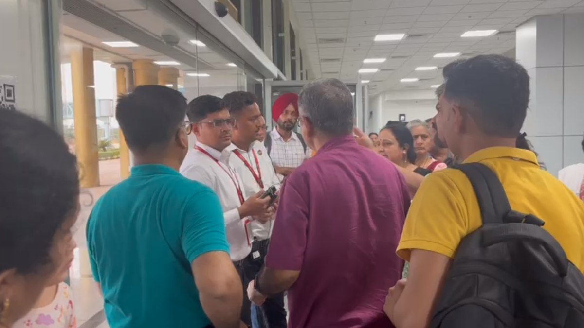 फ्लाइट कैंसिल होने से खजुराहो एयरपोर्ट पर बवाल: यात्रियों और स्पाइस जेट कर्मचारियों के बीच हुई बहस, किडनी मरीज का परिवार 2 दिन से परेशान