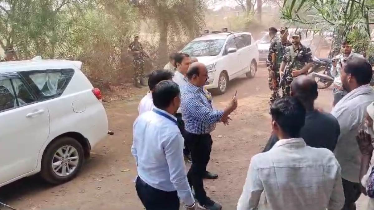 Lalluram Impact: कलेक्टर ने गांव पहुंचकर दी समझाइश, आश्वासन के बाद वोटिंग शुरू, सड़क को लेकर किया था मतदान का बहिष्कार
