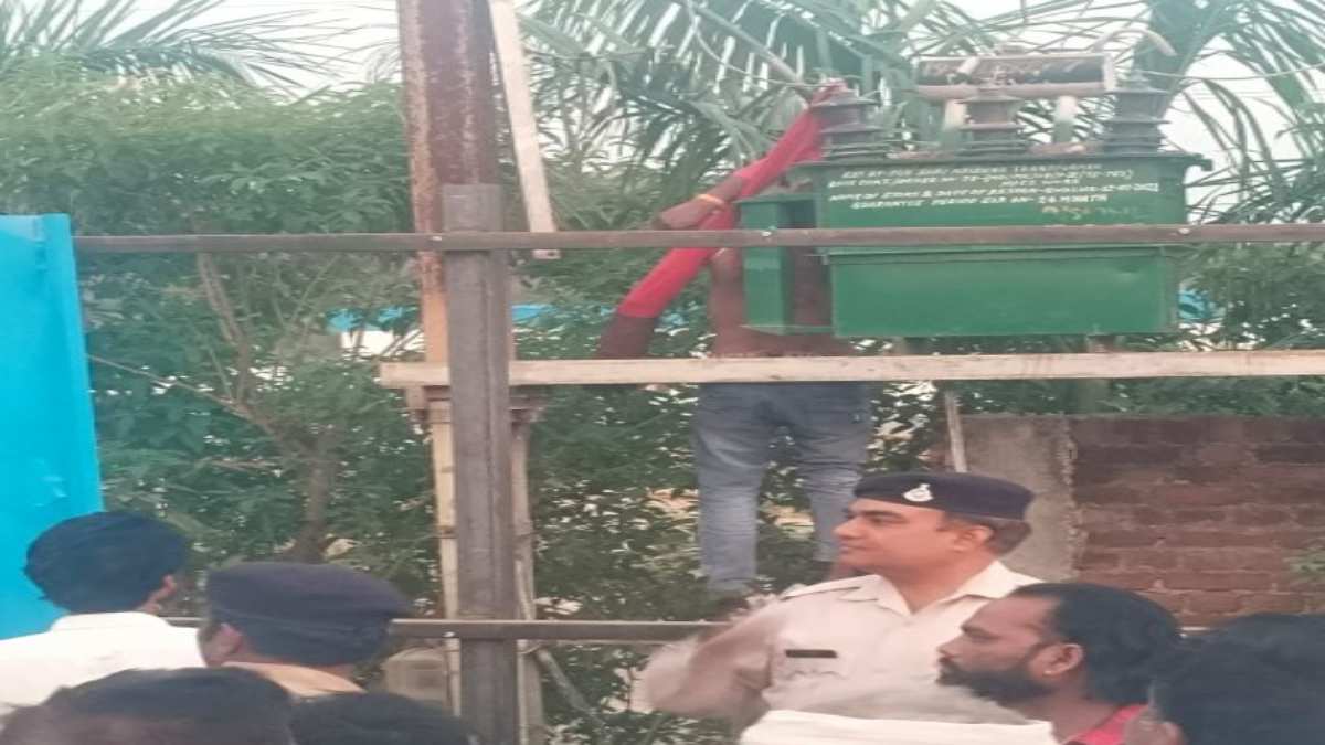 बिजली कंपनी की बड़ी लापरवाही: मेंटेनेंस के समय चालू कर दी लाइन, कर्मचारी की मौत, 2 घंटे लटका रहा शव, परिजनों ने किया चक्काजाम