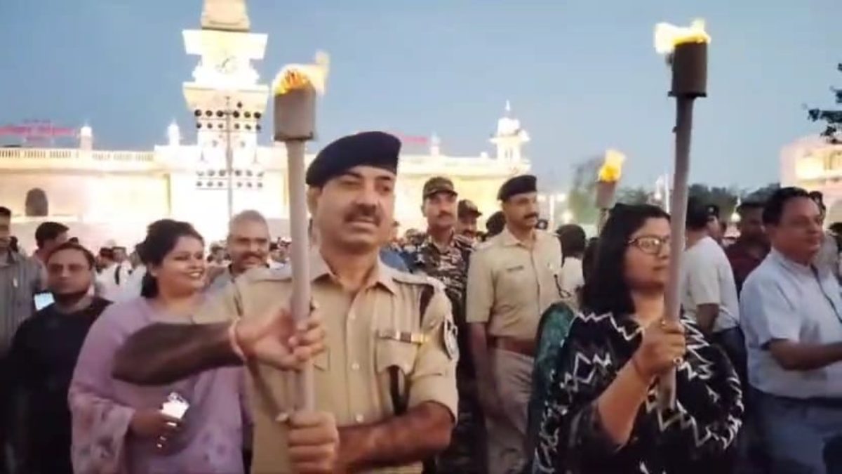 LOK SABHA ELECTION 2024: मतदाताओं को जागरूक करने प्रशासन ने निकाली मशाल यात्रा, कलेक्टर ने दिलाई मतदान करने की शपथ