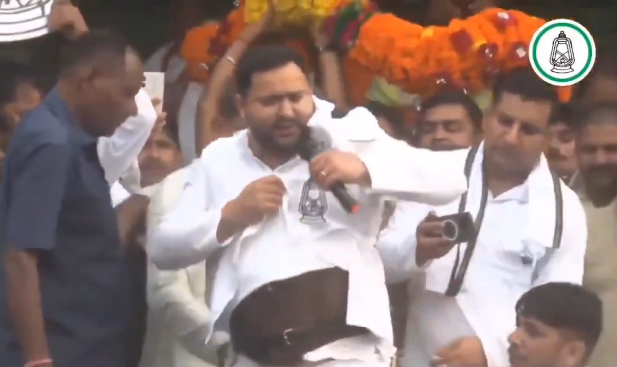 Tejashwi Yadav: …जब भरी सभा में तेजस्वी यादव ने उठा दिया अपना कुर्ता, कहा- बहुत पीड़ा है भाई!, इस हालात में भी आपके लिए आया हूं, देखें VIDEO
