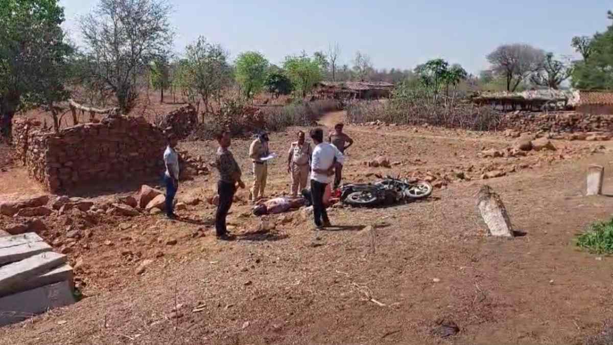 सड़क हादसे में वनकर्मी की मौत: अनियंत्रित होकर बाइक से गिरा, जंगलों में लगी आग बुझाकर लौट रहा था युवक