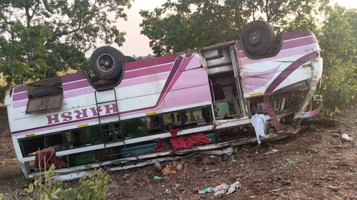 यात्रियों से भरी बस पलटी: 20 से अधिक घायल, 5 की हालत गंभीर, जबलपुर रेफर