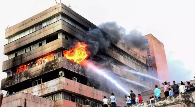 BIG BREAKING: दिल्ली में 10 घंटे के अंदर दूसरी बार आग का तांडव, बिल्डिंग में आग लगने से 3 की मौत, 10 लोगों को बचाया गया