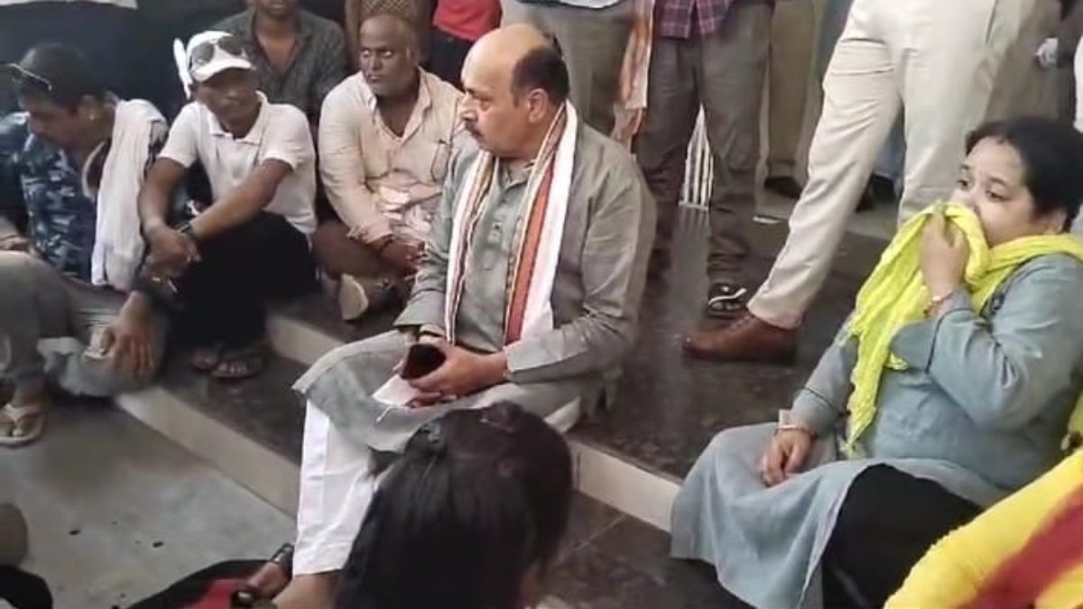 थाने में विधायक का धरना: गैर कानूनी तरीके से काम करने का आरोप, SP ने SI समेत तीन पुलिसकर्मियों को किया लाइन अटैच