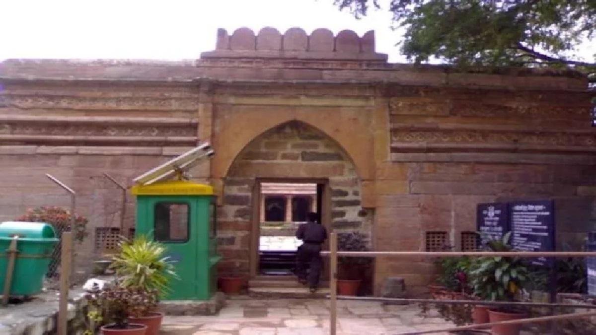Dhar Bhojshala Survey: भारतीय पुरातत्व विभाग की अनुमित से आज मुस्लिम समाज भोज शाला में पढ़ेगा नमाज, दोनों पक्ष आज सुप्रीम कोर्ट में पेश करेंगे दवाब