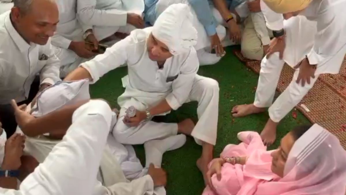 राजमाता की श्रद्धांजलि सभा में लड़खड़ा कर गिरा बुजुर्ग: ज्योतिरादित्य सिंधिया ने पिलाया पानी, प्रियदर्शिनी राजे ने सिर पर हाथ रखकर दिया आशीर्वाद