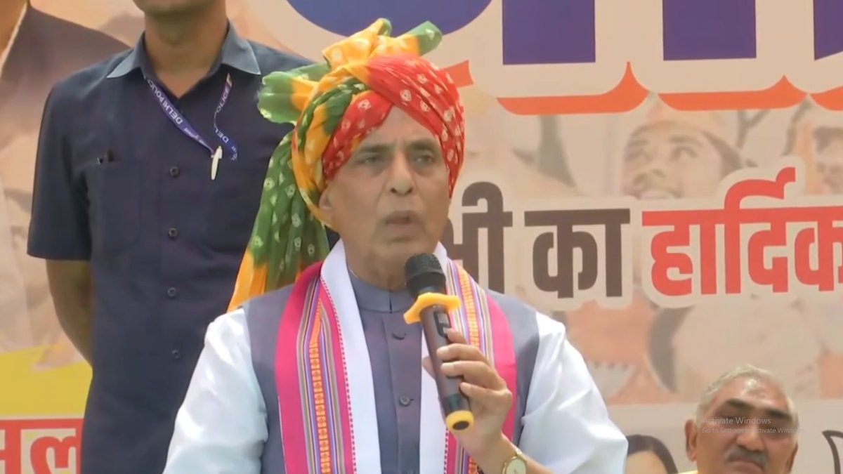 मुझे मत पहनाओ ये चांदी का मुकुट, इसे बेचकर किसी गरीब की बेटी के लिए पायल बनवा देना, …जब राजनाथ सिंह के इस बयान से हर कोई रह गया सन्न, देखें VIDEO