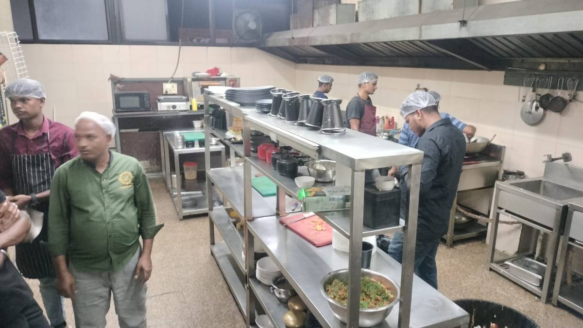 बिना फूड लाइसेंस के चल रहा रेस्टोरेंट सील: राजस्व, खाद्य और पुलिस विभाग की संयुक्त कार्रवाई, मचा हड़कंप