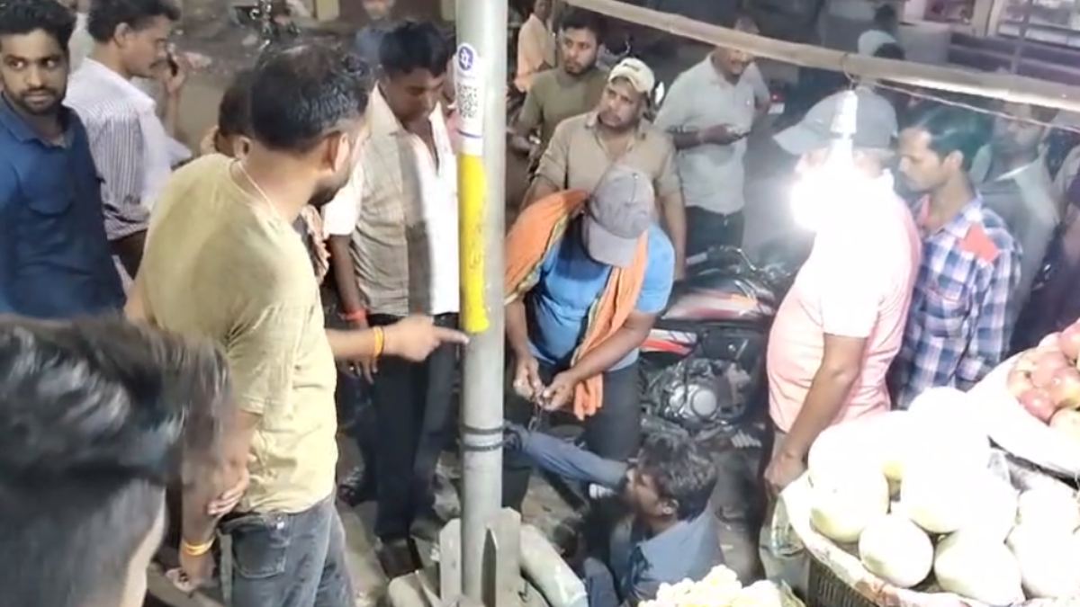 ऑन द स्पॉट सजा: बिजली खंभे से बांधकर की जमकर पिटाई, जानिए क्या है वजह ?