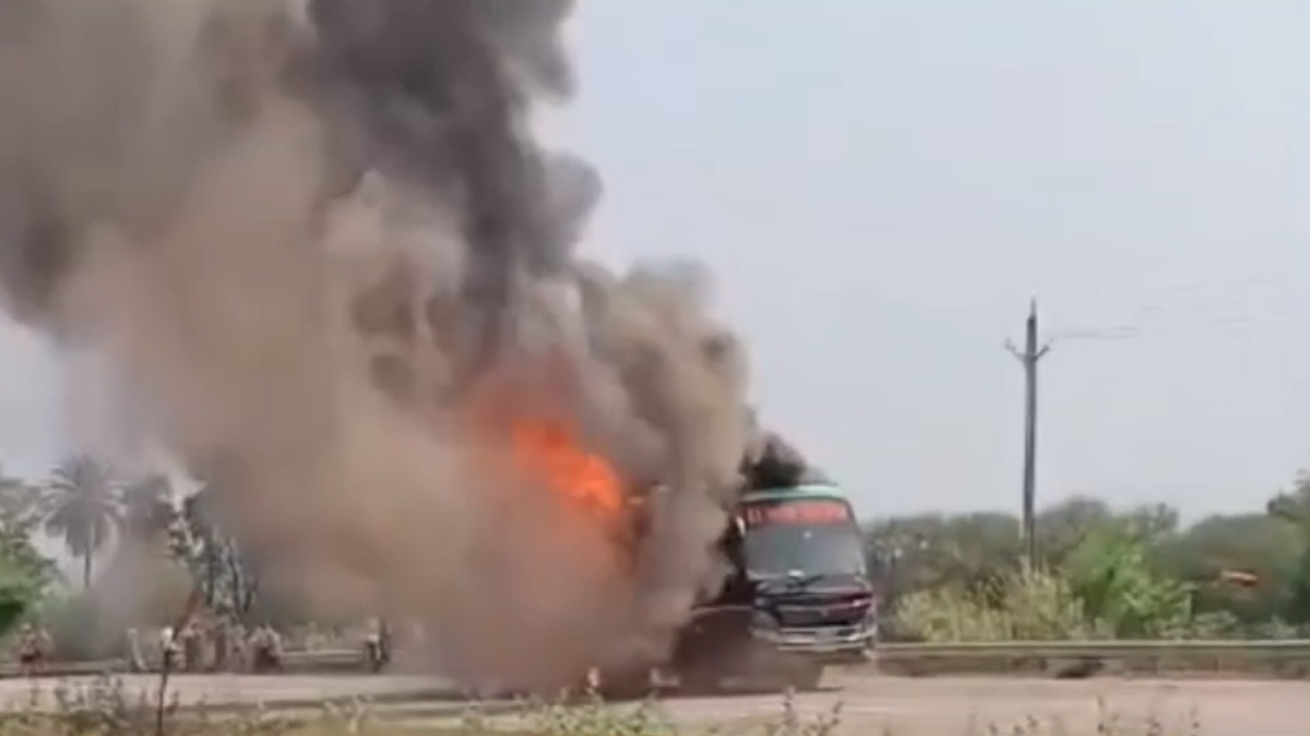 तीर्थ यात्री बस में लगी भीषण आग, VIDEO: महाराष्ट्र से केदारनाथ धाम जा रहे थे, Bus जलकर खाक, यात्रियों में मची चीख-पुकार