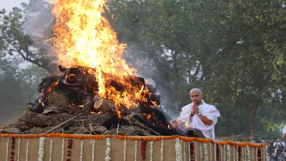 राजमाता को मुखाग्नि देते समय फफक-फफक कर रो पड़े सिंधिया, VIDEO: आंसू पोछकर मां को नमन, कांपते हुए हाथों से किया नमस्कार