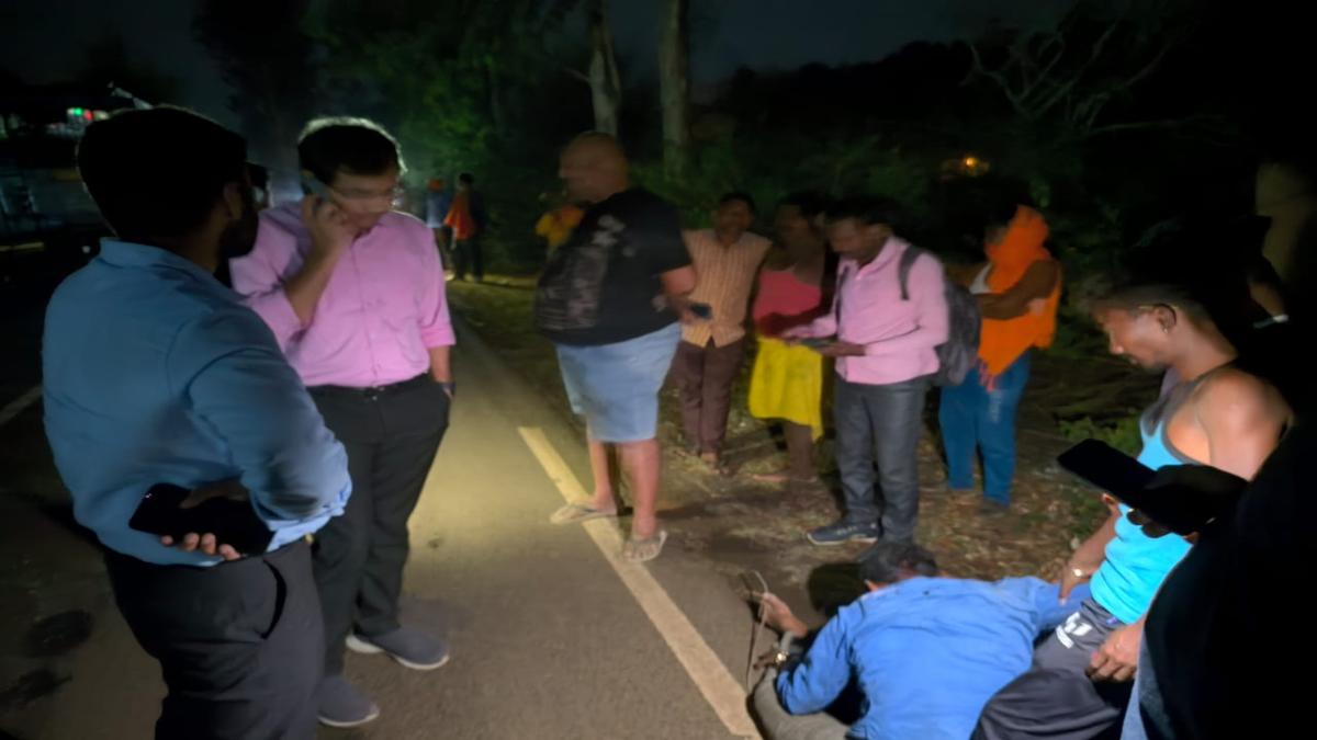 कलेक्टर ने दिखाई संवेदना: सड़क दुर्घटना में घायल शख्स को पहुंचाया अस्पताल, शहडोल से गृह ग्राम जा रहा था बाइक सवार