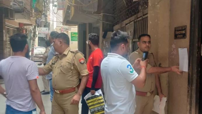 नोएडा पुलिस AAP विधायक अमानतुल्लाह खान की तलाश में उनके घर पहुंची