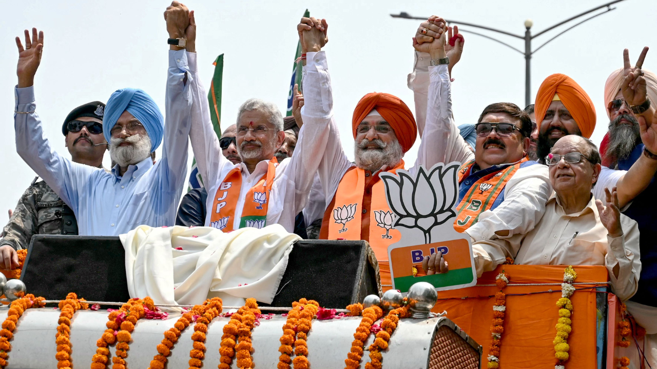 पंजाब को चढ़ा चुनावी रंग, प्रत्याशियों ने नामांकन भरने के साथ किया शक्ति प्रदर्शन