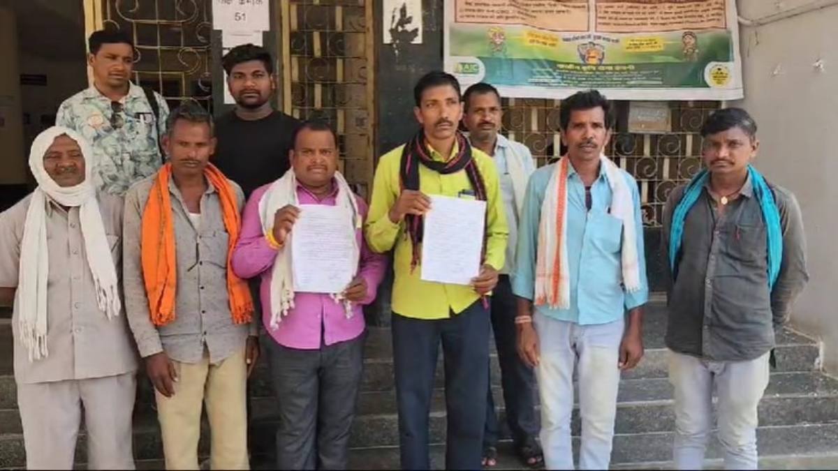 भीषण गर्मी में पेयजल समस्या से जूझ रहे ग्रामीणों ने कलेक्टर को सौंपा ज्ञापन, 2 दिन में समाधान न करने पर चक्काजाम की दी चेतावनी