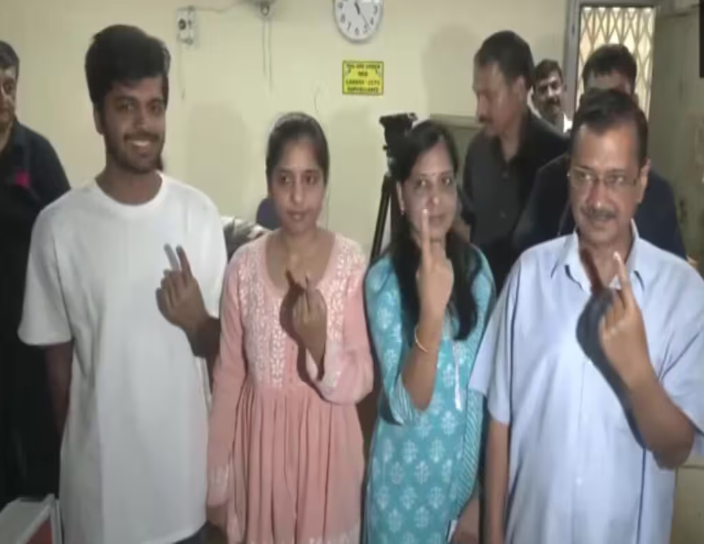 CM केजरीवाल ने अपने परिवार के सदस्यों संग किया मतदान