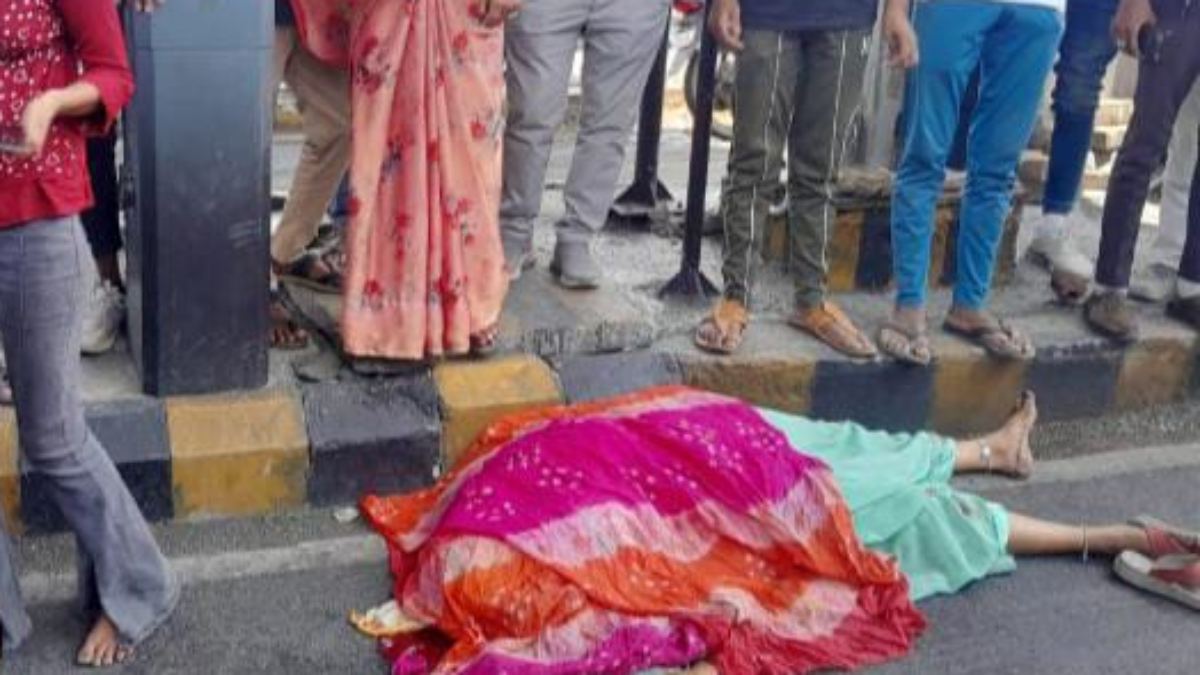 टोल नाके में महिला कर्मचारी की दर्दनाक मौत: रसीद कटवाने के बाद आगे बढ़ रहा था ट्रक, साड़ी का पल्लू फंसने से चक्के के नीचे आई, घटना CCTV में कैद