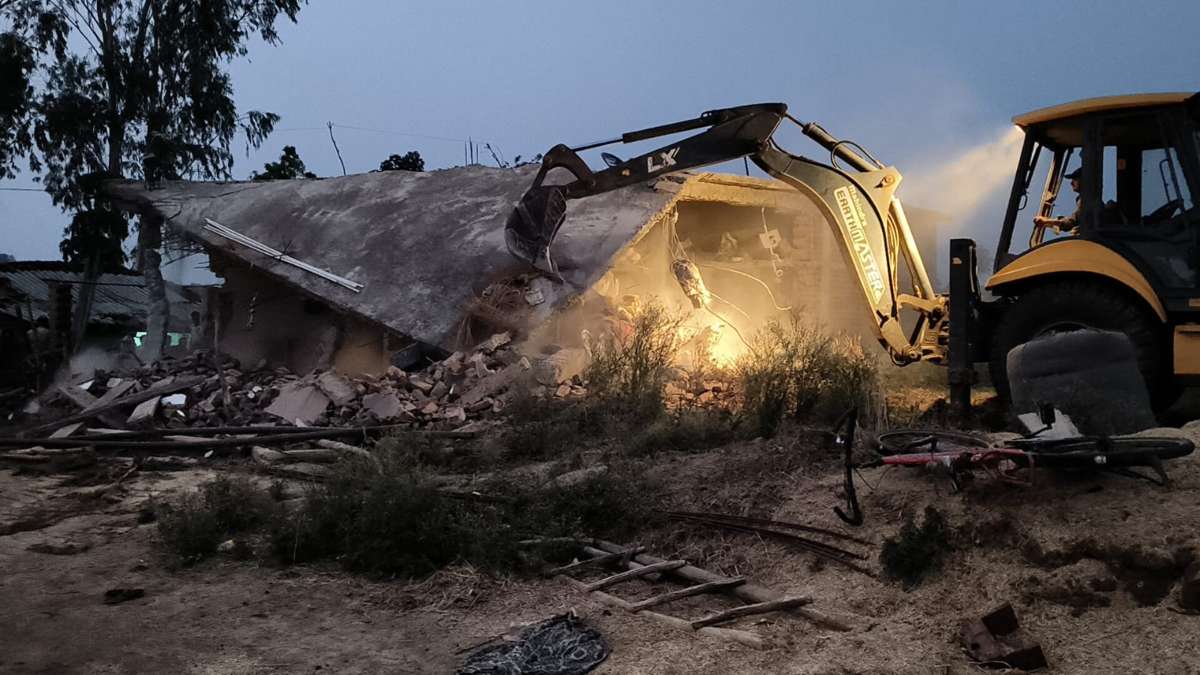 Bulldozer Action: तहसीलदार के ड्राइवर पर हमला करने वाले आरोपियों के मकान जमींदोज, प्रशासन ने की कार्रवाई