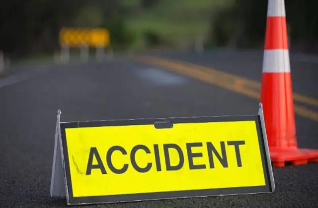 बेकाबू बाइक पेड़ से टकराई, 2 दोस्तों की मौत