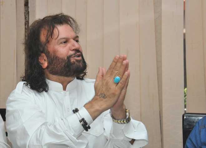 हंसराज हंस की बढ़ी मुसीबत, लोगों ने दिखाए काले झंडे