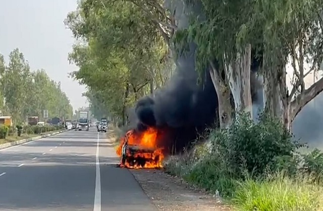 चलती कार में आगजनी, लाखों का हुआ नुकसान