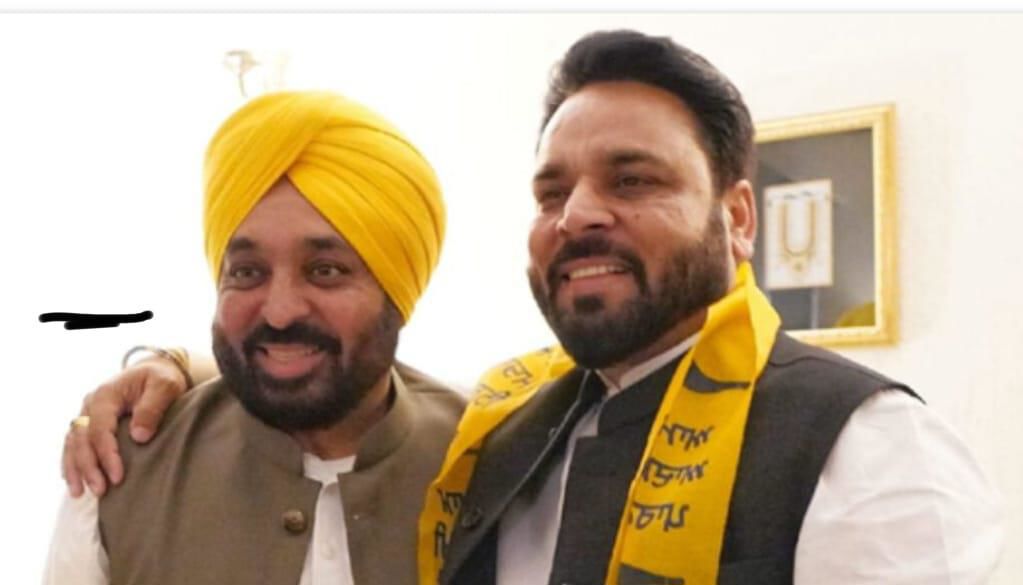 BSP के होशियारपुर से चुने गए उम्मीदवार राकेश सुमन ने दिया पार्टी को गच्चा, थामा आप का साथ