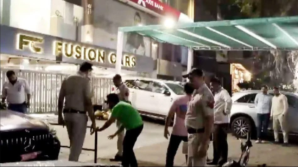 दिल्ली के फ्यूजन कार शोरूम फायरिंग केस में पुलिस का एक्शन