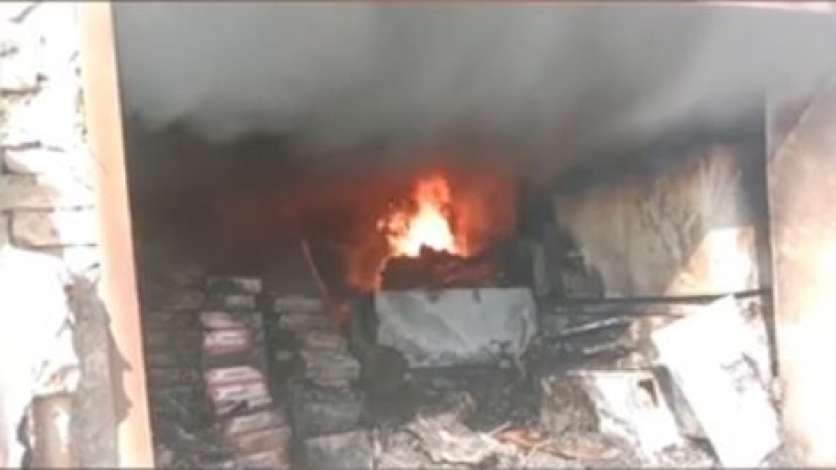 इलेक्ट्रानिक गोदाम में लगी आग, तीन गाड़ियां आग बुझाने लगीं एक साथ..