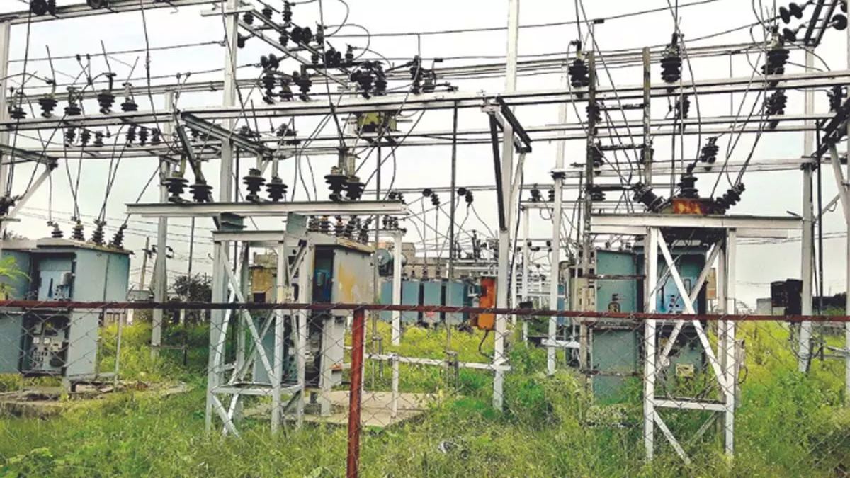 गर्मी में जनता का हाल बेहाल: राजधानी के कई इलाकों में हो रही अघोषित बिजली कटौती, बच्चे और बुजुर्ग हो रहे परेशान