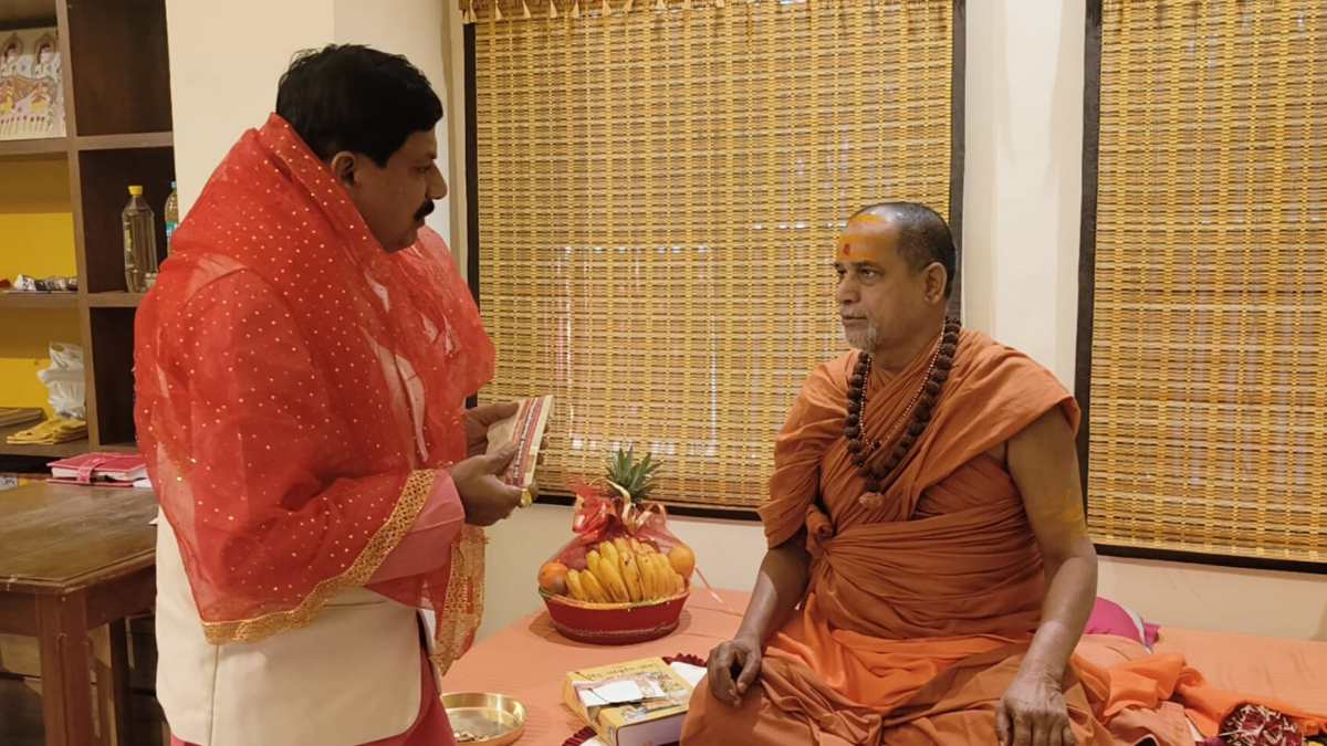शंकराचार्य स्वामी श्री स्वरूपानंद सरस्वती से मिले CM मोहन, लिया आशीर्वाद, सरकार के लिए फैसलों पर की बातचीत