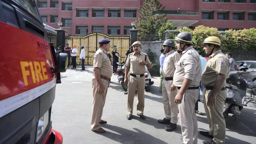 ऐक्शन में आया केंद्र सरकार : स्कूलों में बम की फर्जी सूचना से निपटने को बनेगी SOP