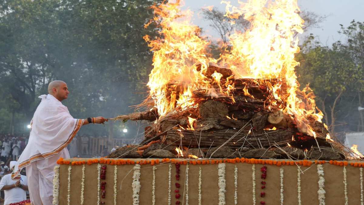 Rajmata Madhavi Raje Funeral: पंचतत्व में विलीन हुईं राजमाता, ज्योतिरादित्य सिंधिया ने दी मुखाग्नि, अंतिम दर्शन के लिए उमड़ा हुजूम