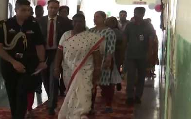 दिल्ली में मतदान शुरू होते ही वोट डालने पहुंचने लगे VVIP , राष्ट्रपति समेत कई मंत्रियों ने किया मतदान
