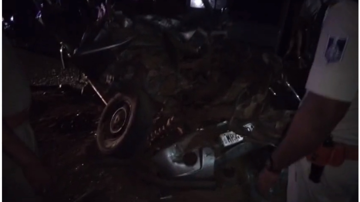 BIG BREAKING: भीषण सड़क हादसे में 8 की मौत, खड़े ट्रक से टकराई तेज रफ्तार कार 