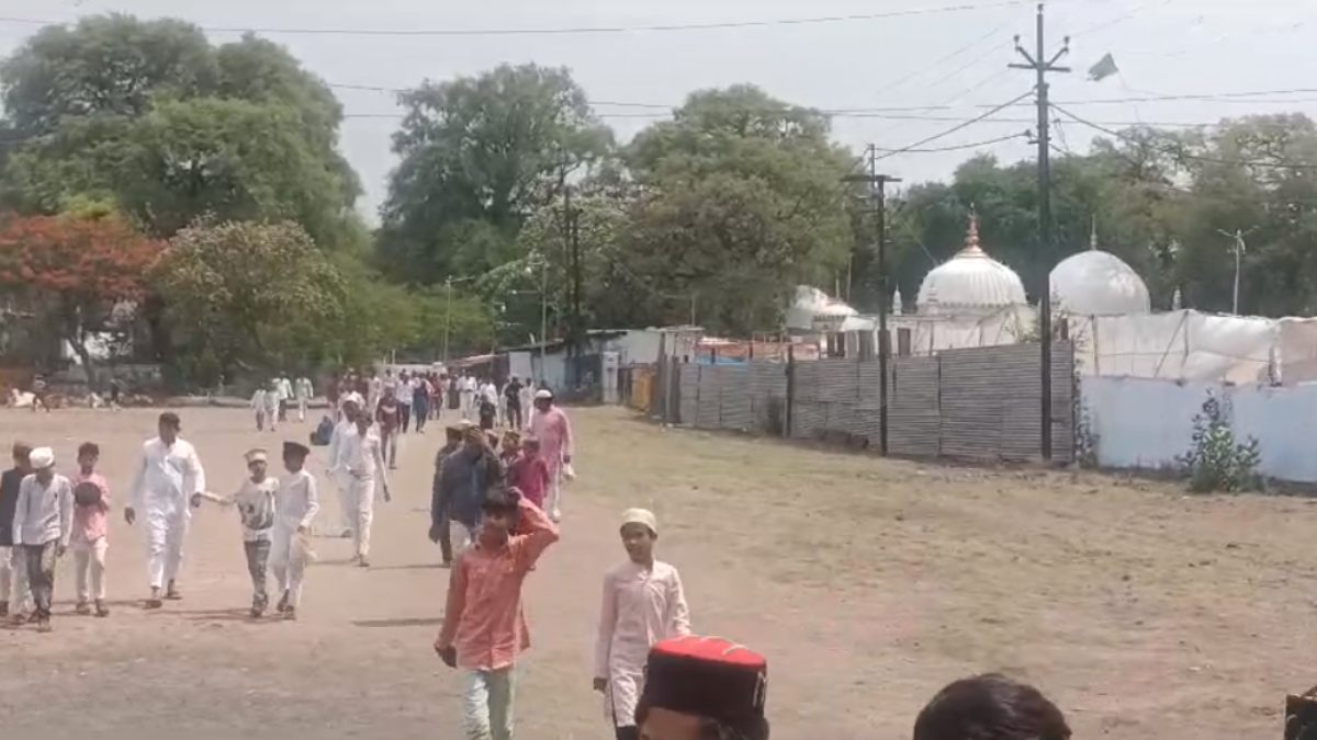Dhar Bhojshala ASI Survey: भोजशाला में आज 12 बजे तक हुआ सर्वे, अगले शुक्रवार को मुस्लिम समाज काली पट्टी बांधकर जताएगा विरोध