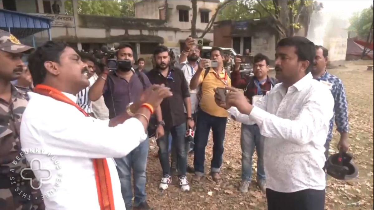 India Election 2024 Phase 3rd Voting: बिहार में पीठासीन अधिकारी और जवान की मौत, बंगाल के मुर्शिदाबाद में कांग्रेस नेता के घर फेंका गया क्रूड बम, जांगीपुर में भिड़े BJP-TMC और कांग्रेस कार्यकर्ता