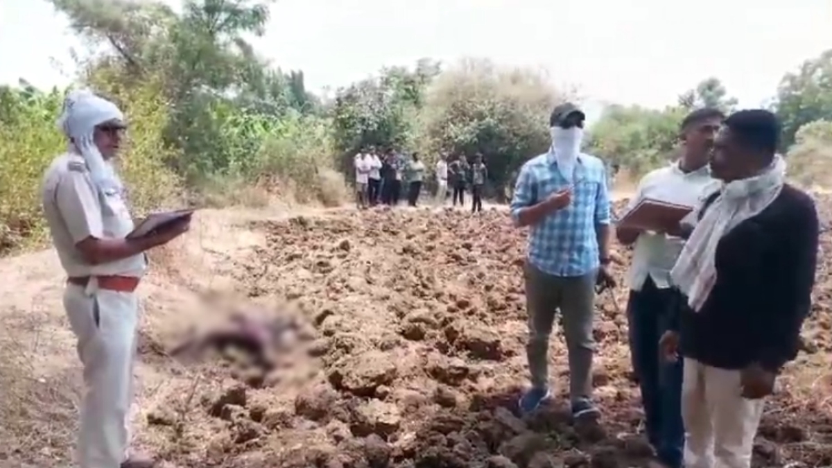 खेत में युवक का अधजला शव मिलने से सनसनी, हत्या की आशंका, शिनाख्त में जुटी पुलिस 