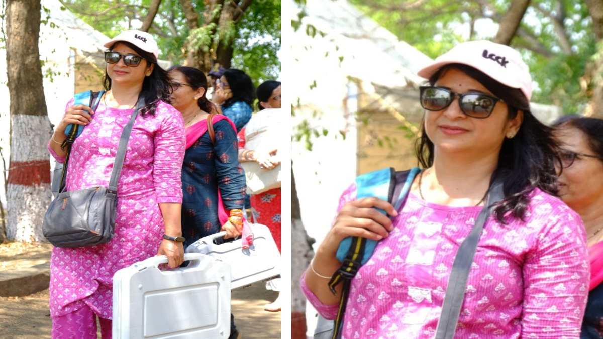 काला चश्मा, गुलाबी सूट, हाथों में ईवीएम और क्यूट सी स्माइल: जानिए कौन हैं ये ग्लैमरस महिला पोलिंग ऑफिसर